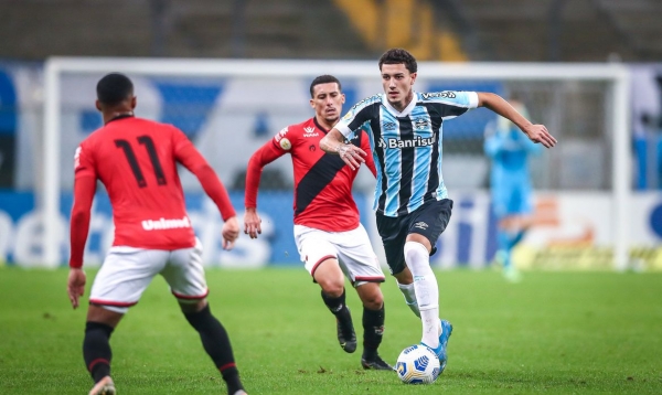 Grêmio perde em casa para o Atlético-GO e segue em último