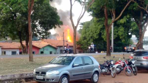 Vídeo - Casa é consumida pelo fogo  em Açailândia 