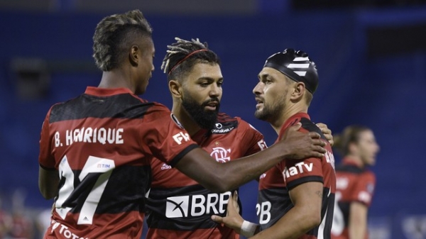 Flamengo fica duas vezes atrás no placar, mas vence o Vélez 
