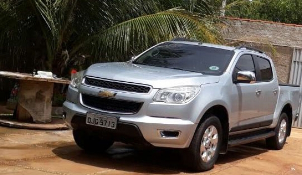 Bando invade casa, amarra mulher e rouba caminhonete