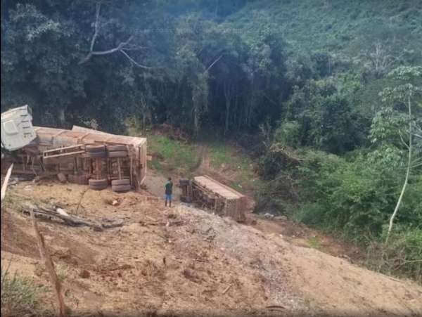 CARRETA TOMBA EM LADEIRA DA MA-006 ENTRE BURITICUPU E ARAME; MOTORISTA FICA FERIDO