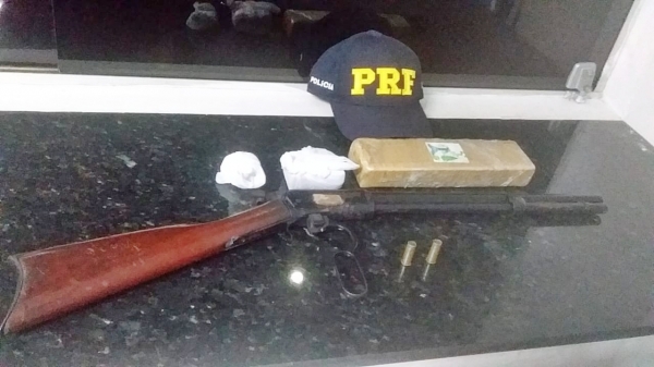 APREENSÃO: PRF apreende criminosos com drogas, arma, munições e carro furtado na BR-135