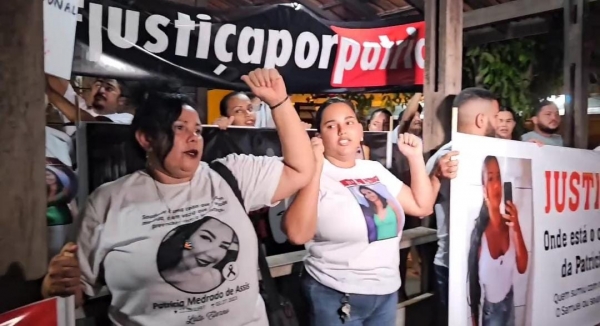 FAMÍLIAS DE VÍTIMAS DE FEMINICÍDIO PROTESTAM EM FRENTE À DELEGACIA DE IMPERATRIZ COBRANDO JUSTIÇA