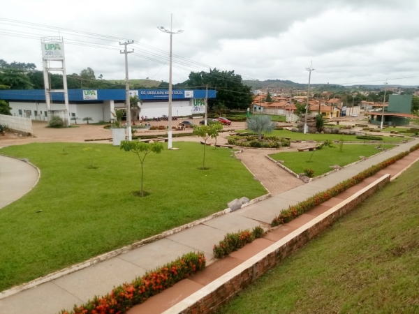 AÇAILÂNDIA - Prefeitura faz limpeza e capina em ruas e praças do município