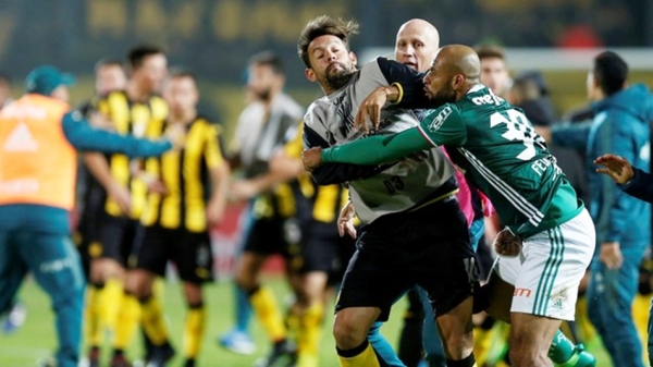 Palmeiras se supera fora de casa, bate o Peñarol de virada e jogo termina em pancadaria