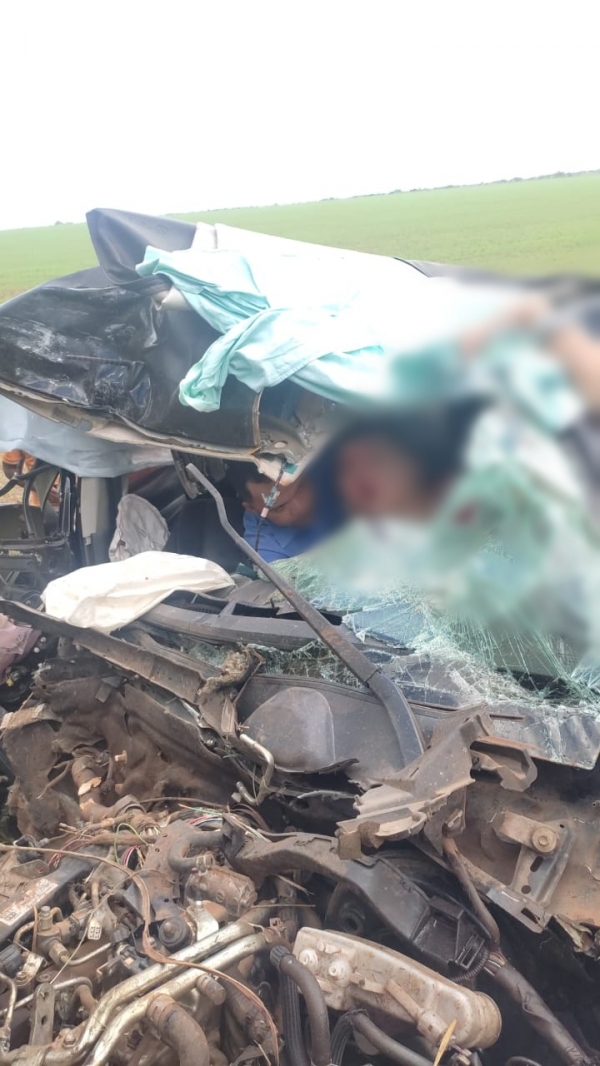 MÉDICO SOFRE GRAVE ACIDENTE EM HILLUX AO COLIDIR COM UMA CARRETA NO MARANHÃO