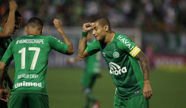 Chapecoense bate o Santos e se afasta da zona da degola