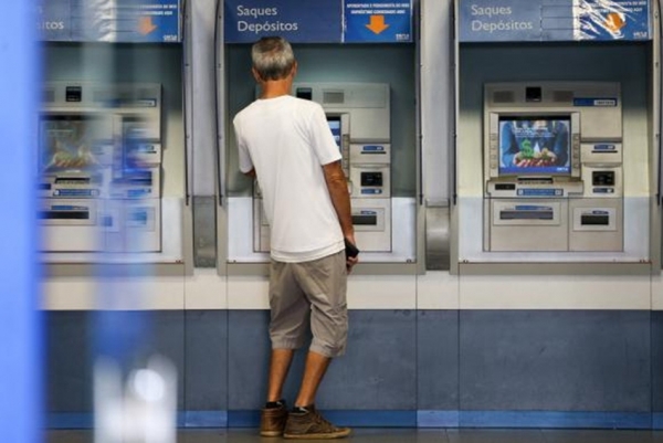 Agências da Caixa abrem mais cedo nesta segunda-feira para saques do FGTS