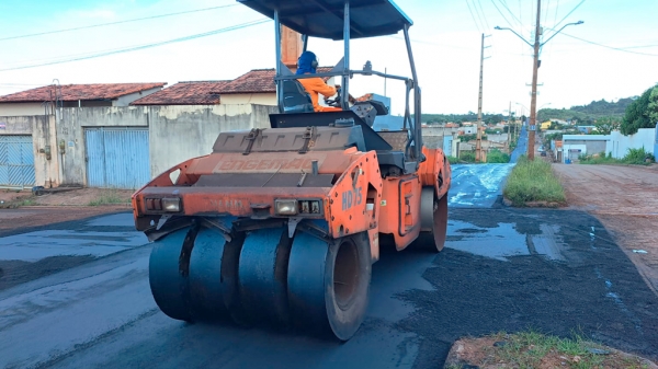 EM PARCERIA COM O GOVERNO DO ESTADO PREFEITURA DE AÇAILÂNDIA CONTINUA COM O ASFALTAMENTO DE RUAS E AVENIDAS DA CIDADE