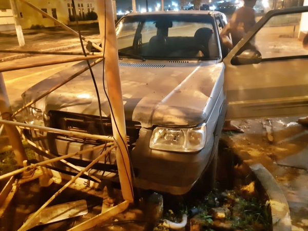 Sob efeito de drogas condutor colide veículo em torre de rádio na BR 135/MA