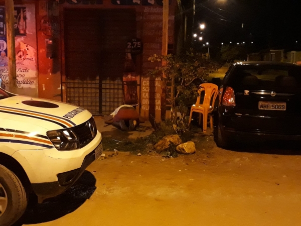 Homem é morto com tiro na cabeça em frente estabelecimento do irmão