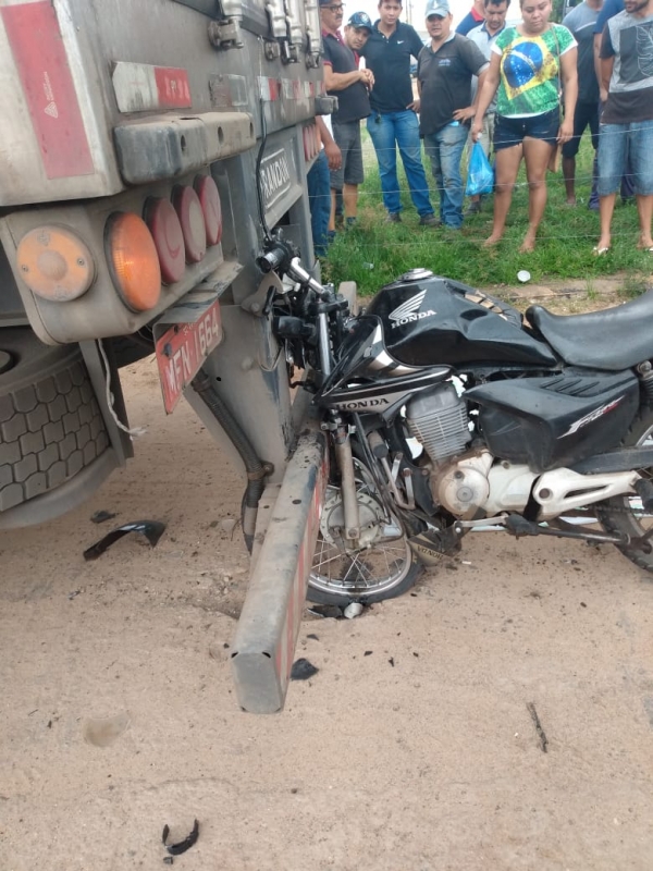 Motociclista morre após colidir na traseira de caminhão na BR-135 no MA
