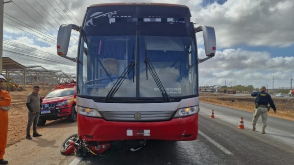 MARANHÃO - MOTOCICLISTA MORRE ATROPELADO POR ÔNIBUS NA BR-135