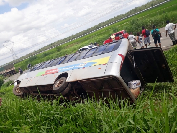 MARANHÃO - Micro-ônibus tomba na BR-135/MA, no Campo de Peris