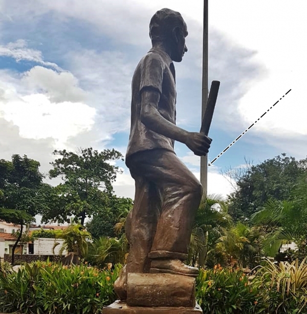 AÇAILÂNDIA URGENTE – Bandidos roubam machado de estátua de João Mariquinha Pioneiro da cidade.