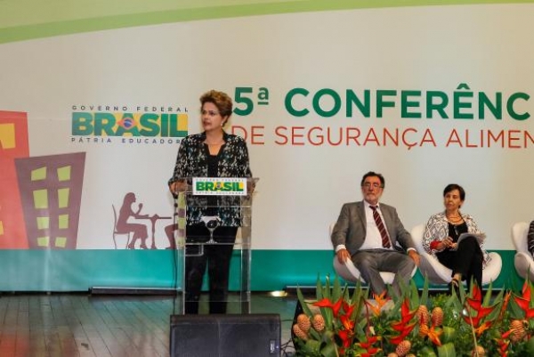 Dilma defende programas sociais e garante que Bolsa Família não será reduzido