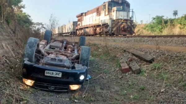 Motorista Perde Controle e a Caminhonete Hilux Capota na Estrada dos Balneários, Na Área da Vale.