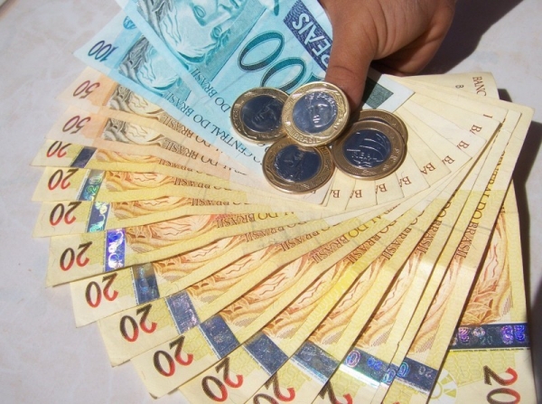 Levy nega decisão para adiar reajuste do salário mínimo em 2016