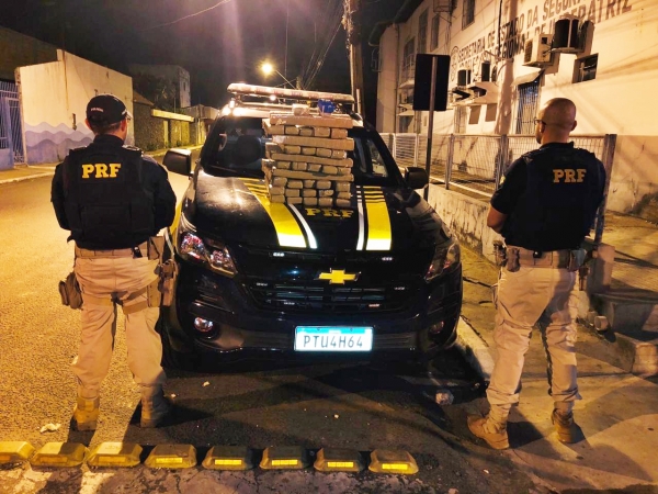 Ação integrada da PRF e Polícia Civil resulta na apreensão de 50 kg de maconha e prisão de traficante