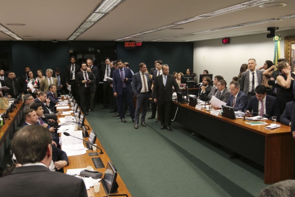 Comissão especial rejeita destaque sobre aposentadoria de professores