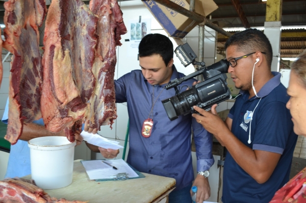 Polícia Civil realiza fiscalização educativa para verificar a origem da carne que é comercializada no Mercado Municipal de Açailândia.