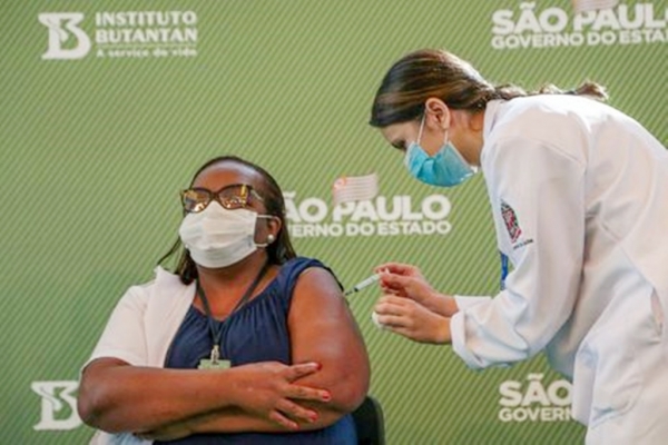 Enfermeira de São Paulo é primeira brasileira vacinada contra covid-19
