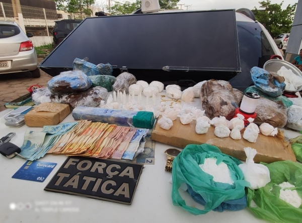 AÇAILÂNDIA – Polícia Militar apreende grande quantidade de drogas e prende mulher no Bairro Laranjeiras. 