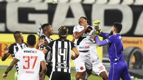 Com gol de Babi, Botafogo vence o clássico contra o Vasco e terá a vantagem do empate em São Januário
