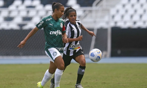 Brasileiro Feminino: Palmeiras goleia e segue na cola do Corinthians