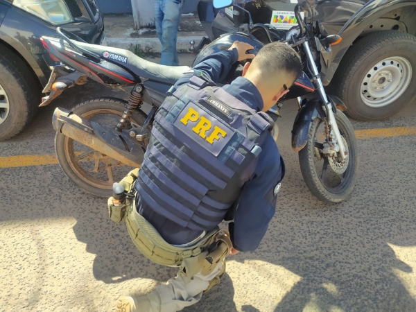 MOTOCICLISTA É PRESO COM MOTO FURTADA APÓS SER FLAGRADO ANDANDO SEM CAPACETE NA BR-010