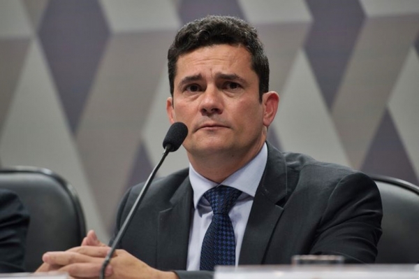 Bolsonaro conversa com Moro para que assuma o Ministério da Justiça