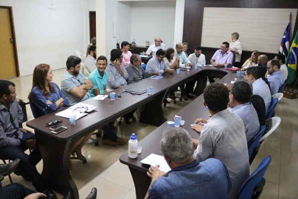 AÇAILÂNDIA -  Prefeito se reúne com secretários e vereadores