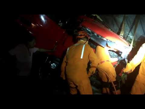 VÍDEO / MARANHÃO - Caminhão tomba no Campo de Peris e condutor fica preso nas ferragens