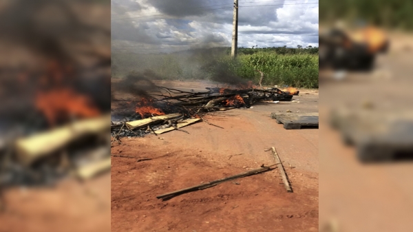 Moradores do Povoado Embiral fecham a Estrada do Arroz em protesto