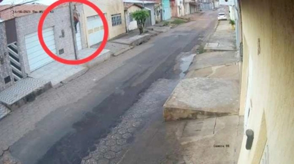 Homem pula muro e furta TV e celular de dentro de uma casa no Bacuri