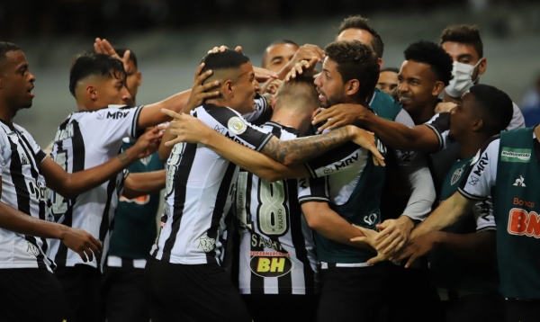 Atlético-MG goleia Flamengo e chega à vice-liderança do Brasileirão