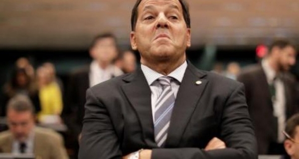 Relator na CCJ recomenda aceitação de denúncia contra Temer