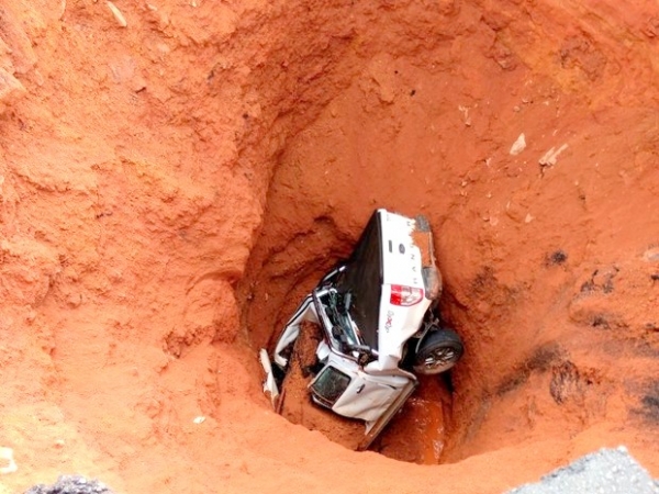 Veiculo é engolido por cratera na BR 222