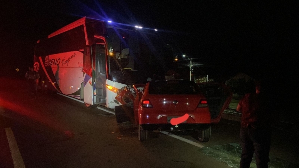 Grave acidente entre carro e ônibus deixa três pessoas mortas na BR-230, em Carolina