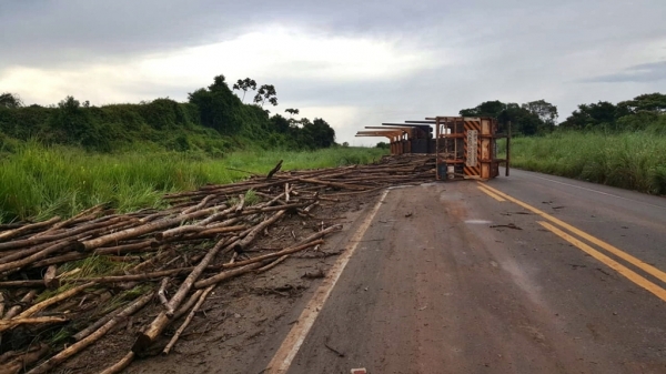 AÇAILÂNDIA - PERIGO: Carreta estoura pneu em buraco e tomba na BR-010 no Maranhão