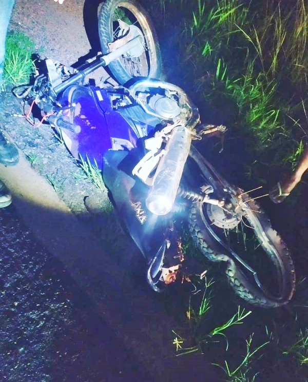 Caminhonete atropela motocicleta e deixa uma pessoa morta na BR-135