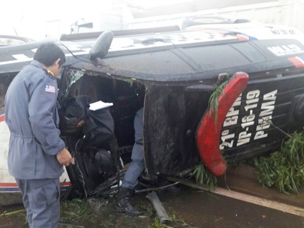 Policial perde o controle e capota viatura da PM-MA 