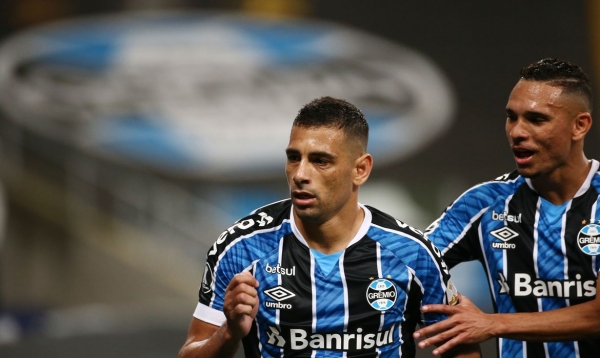 Após perder pênalti, Grêmio empata com América no último lance e confirma liderança do grupo
