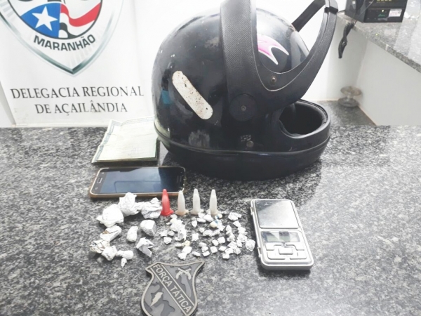 Polícia Militar de Açailândia encontra entorpecentes em motocicleta e prende suspeito no Bairro Cikel.