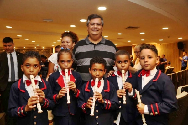 Governador Flávio Dino entrega kits com instrumentos musicais a 17 municípios