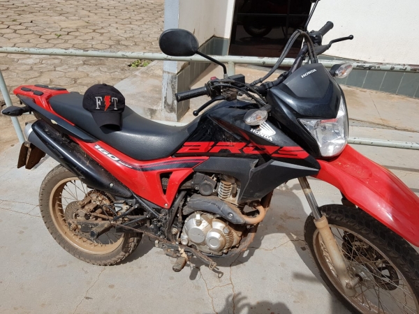 AÇAILÂNDIA URGENTE – Três menores são apreendidos e mulher é conduzida após PM encontra moto roubada no Residencial Aulídia.