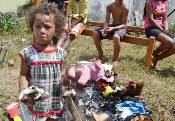 Casa de Madeira Pega Fogo no Bairro Plano da Serra.