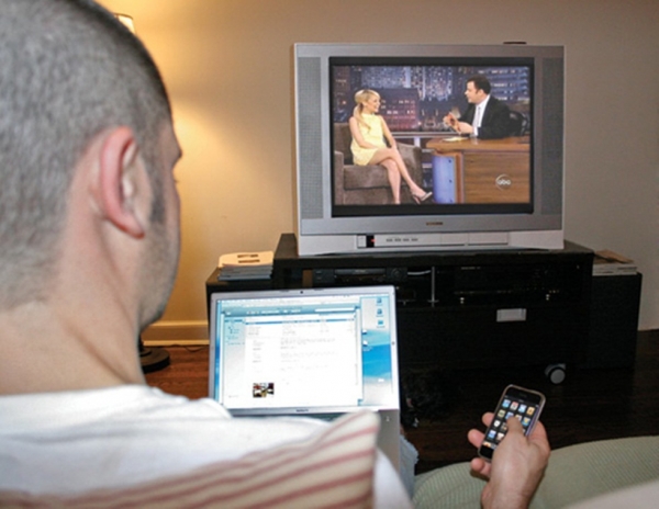 Pesquisa diz que 95% dos internautas navegam na web enquanto veem TV