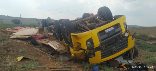 AÇAILÂNDIA - MOTORISTA PERDE CONTROLE E CAMINHÃO CAPOTA NA BR-222