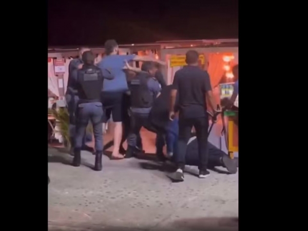 VÍDEO: HOMEM É PRESO APÓS AGREDIR EX-NAMORADA E CHAMAR FUNCIONÁRIO DE BAR DE ‘PRETO’ E ‘MACACO’ EM SÃO LUÍS